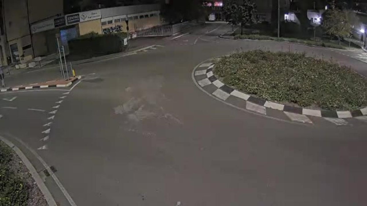 Incidente a Verona, ubriaco (e senza patente) si schianta con l'auto nella rotonda: il video