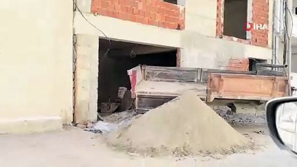 Üzerine kum dolu inşaat kovası düşen işçi ağır yaralandı