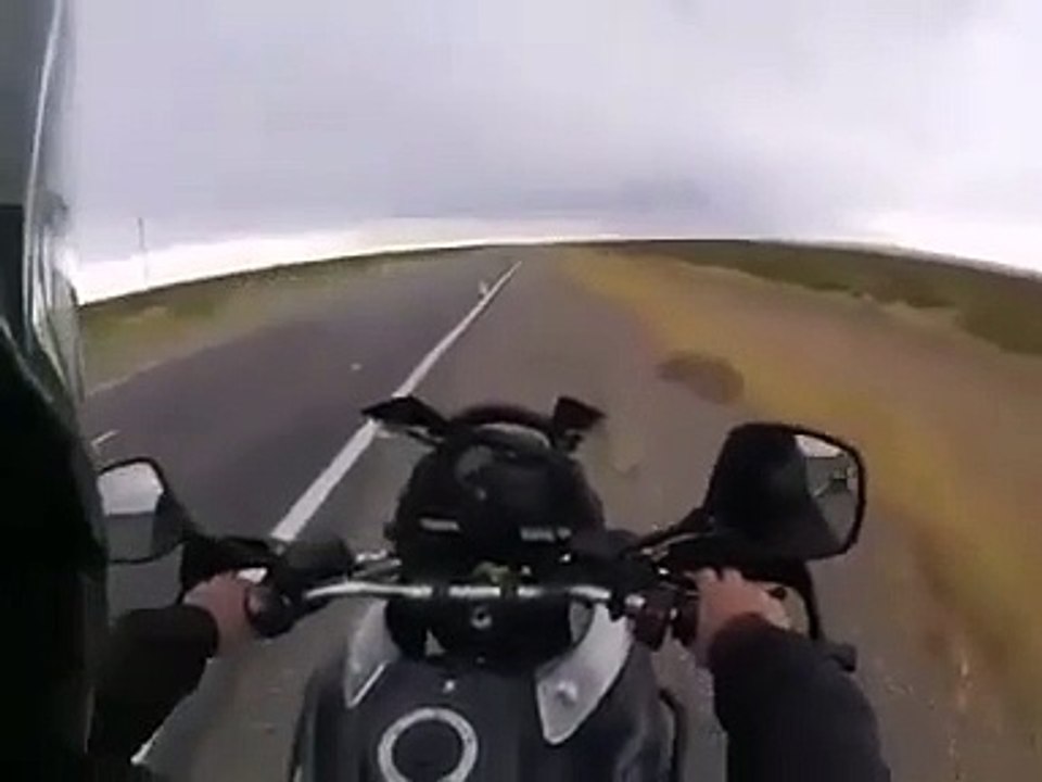 Ce motard prévient un autre motard que sa moto est en feu