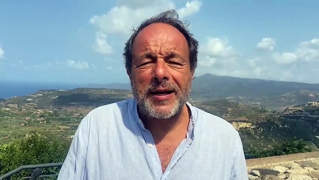 L'adattamento teatrale del libro di Luciano Sechi, diretto da Arrabito Campus, esplora due secoli di storia e valori attraverso le voci dei defunti