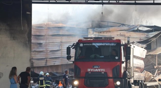 Otel ekipmanlarının satıldığı iş yerinde yangın paniği