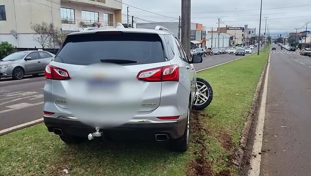 Equinox bate em poste após colisão com Saveiro em Cascavel