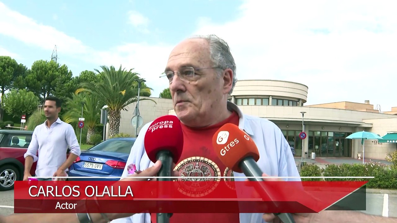 Amigos y familiares despiden a Verónica Echegui en el Tanatorio de la Paz: "No nos lo creemos"