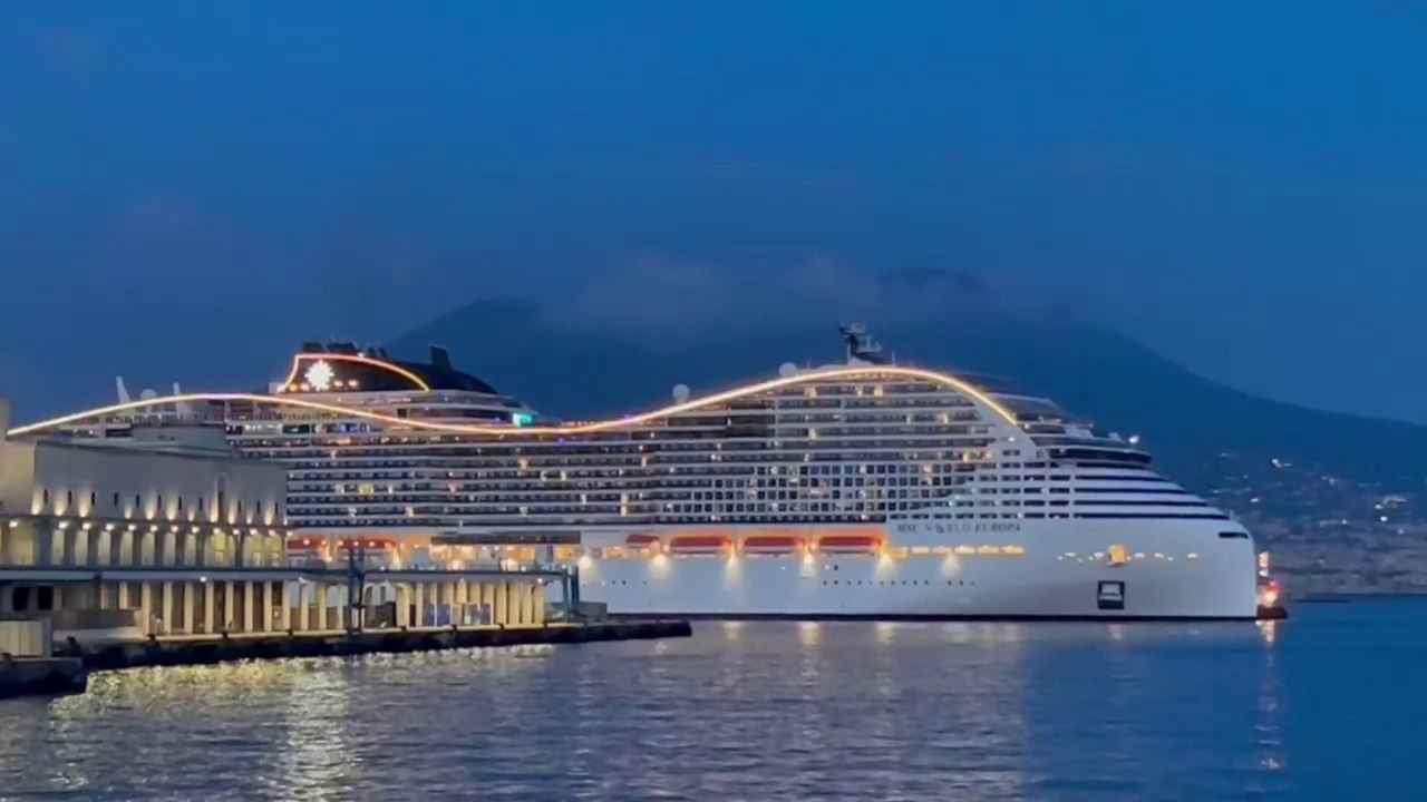 La nave MSC World Europa approda a Napoli dopo l'avaria