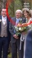 Ce grand-père sort la photo de sa femme lors du mariage de son petit-fils