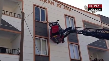 Şanlıurfa'da itfaiye ekipleri, Pencerede mahsur kalan kediyi kurtardı