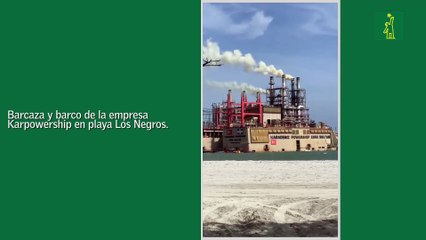 Barcaza y barco de la empresa Karpowership en playa Los Negros