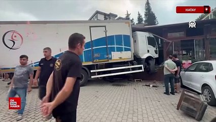Hatay’da vidanjör ve restorana çarpan kamyonun şoförü yaralandı