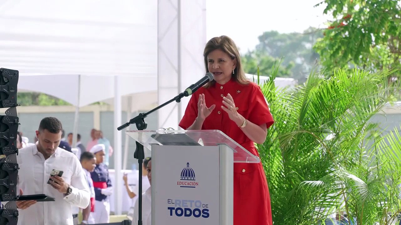 Raquel Peña abre el año escolar en Santiago y anuncia nuevas rutas del transporte estudiantil