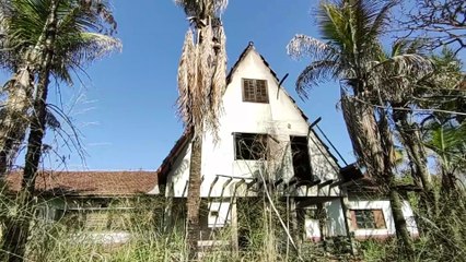 INCRÍVEL MANSÃO EM FORMATO DE CHALÉ, ABANDONADA NA FLORESTA