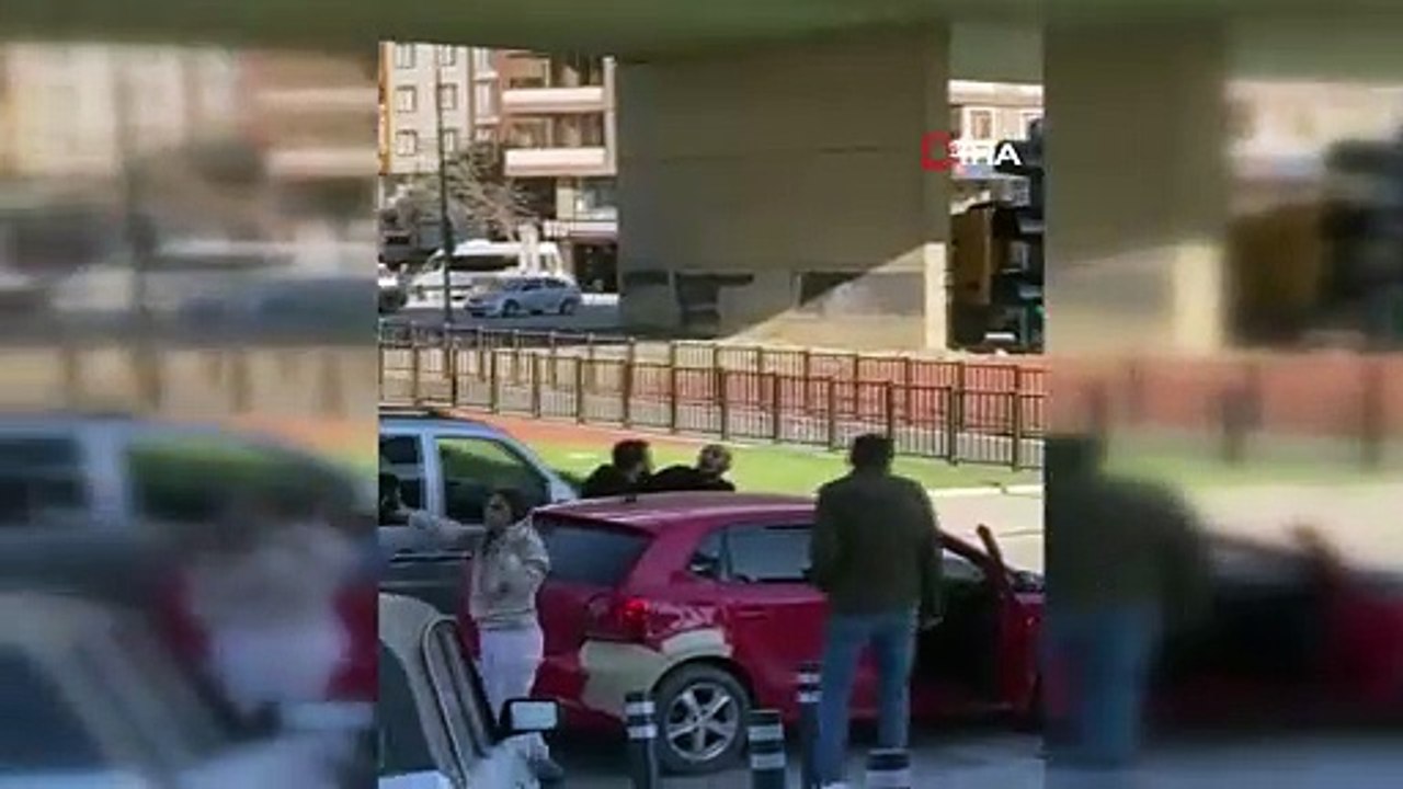 Esenyurt'ta trafik'te kavga: Kadın sopayla önüne gelene saldırdı!