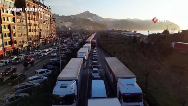 Artvin'de tır kuyruğunda iftar telaşı