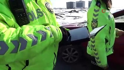 Bir şehrimizin trafiği 2 kadına emanet edildi: Orkestra şefi gibi yönetiyorlar!