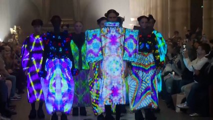 Así es la increíble colección futurista de ropa que convierte las telas en pantallas de LED