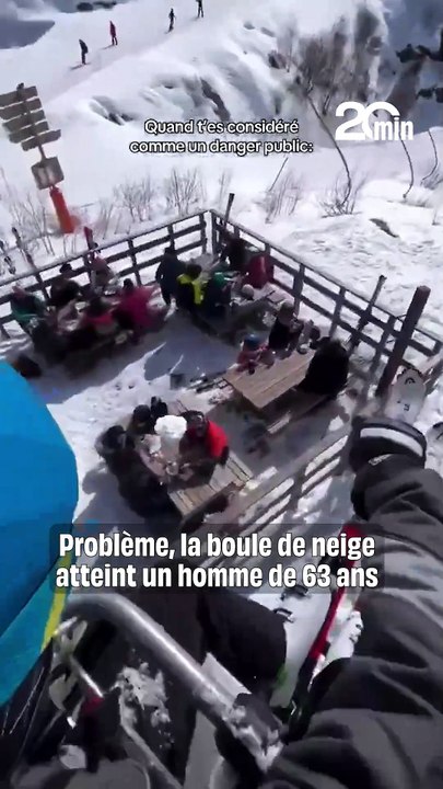 Blague éclatée au sol : Il jette une énorme boule de neige sur des gens depuis un télésiège