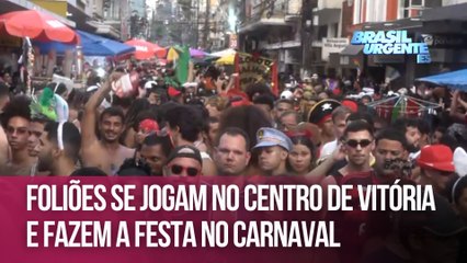 Foliões se jogam no Centro de Vitória e fazem a festa no Carnaval