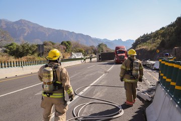 Vuelca tráiler con cilindros de gas en la México-Cuautla