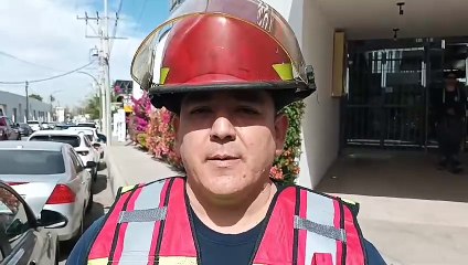 Bomberos atienden reporte de mujer atrapada en elevador