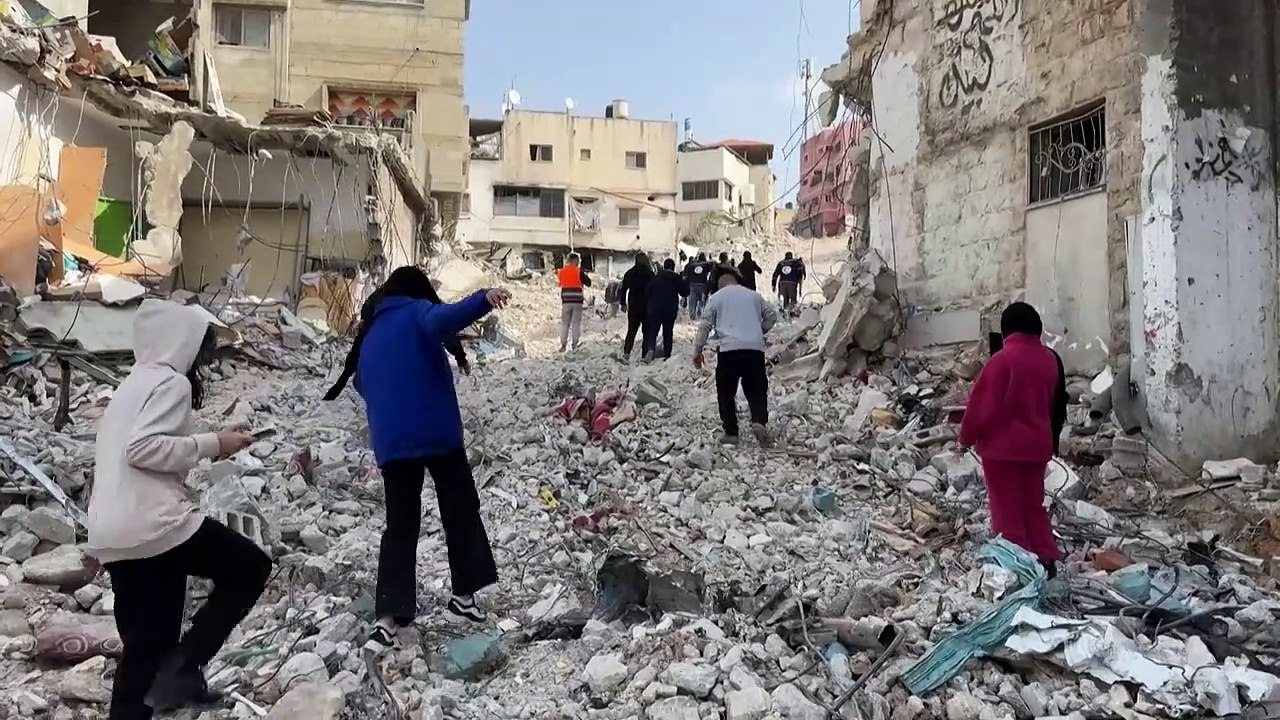 فلسطينيون يستعيدون أغراضهم بعد هدم منازلهم في الضفة الغربية