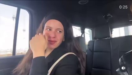 Rosalía no puede contener la risa al verse en un vídeo hablando inglés