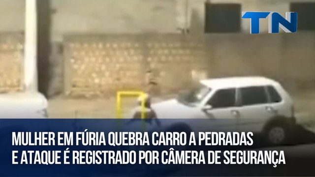 Mulher em fúria quebra carro a pedradas e ataque é registrado por câmera de segurança