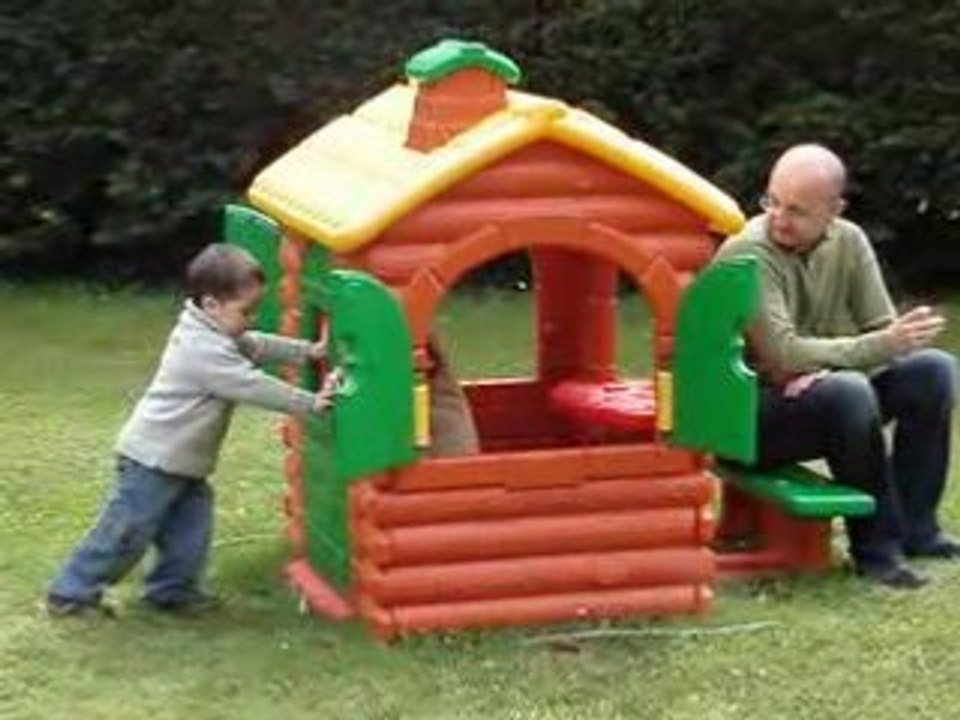 Ethan et Kilian jouent dans le jardin