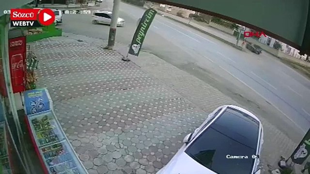 Adana'da iki otomobilin çarpıştığı kaza kamerada: 2 yaralı