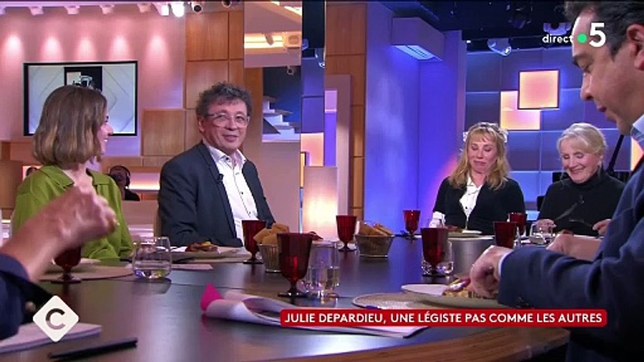 « Si vous en êtes capable… » : Julie Depardieu reçoit une drôle de proposition sur le plateau de C A Vous (VIDEO)