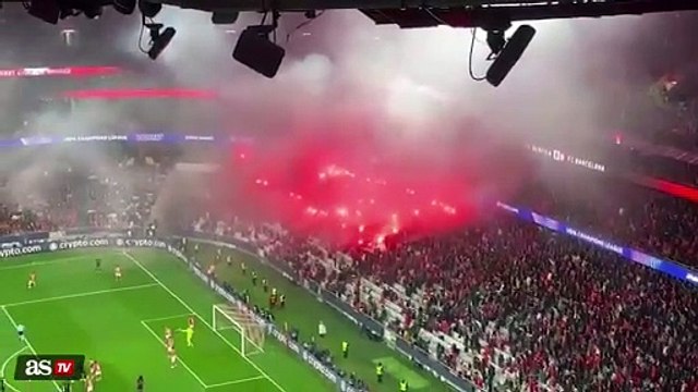 Los fuegos artificiales y las bengalas en la grada del Benfica