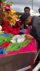 Vaval est pleuré à Roura par ses fidèles carnavaliers.