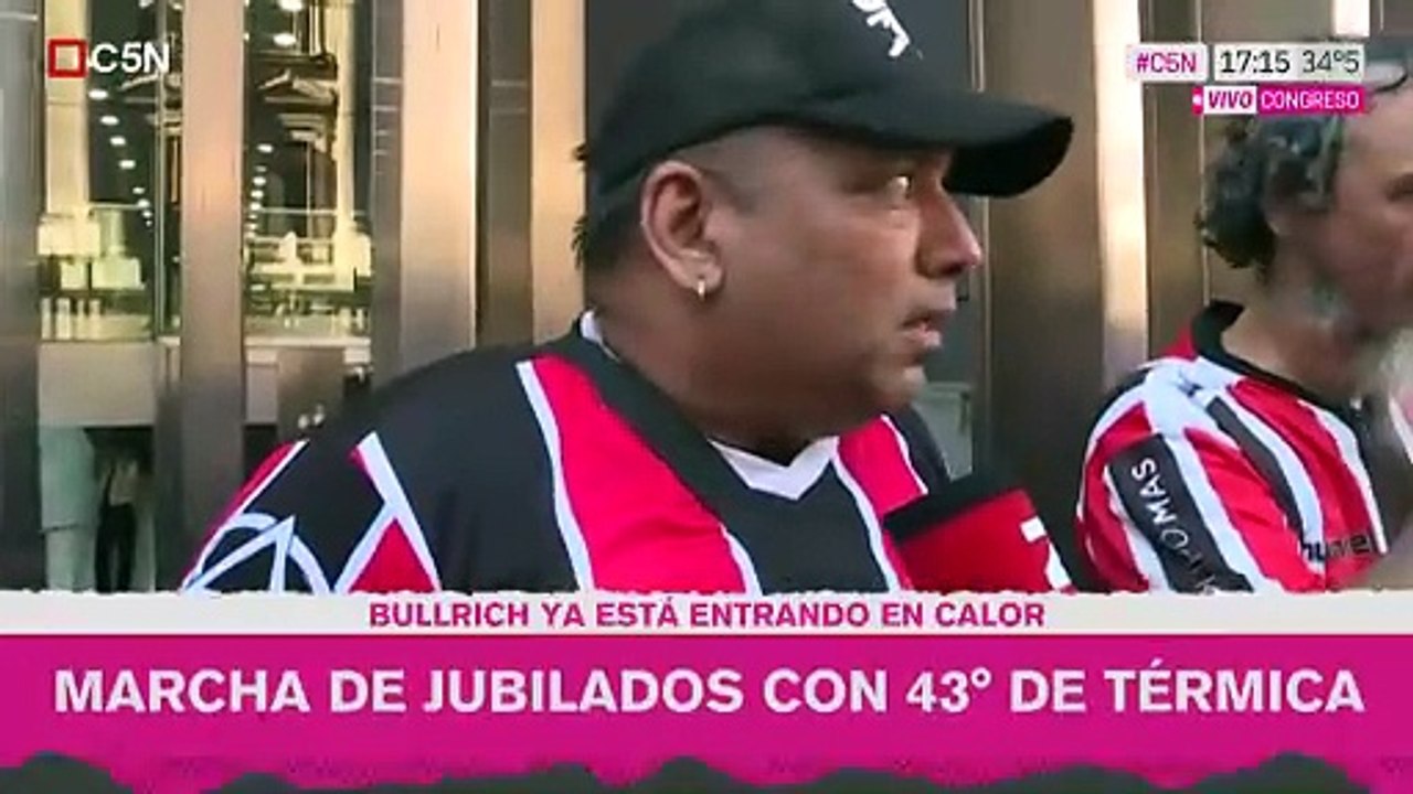 La barra de Chacarita acompañando a los jubilados en el Congreso