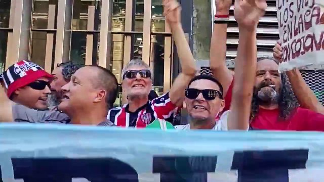 Si tocan a los viejos que quilombo se va armar Cantan los hinchas de Chacarita acompañando a los jubilados en el Congreso