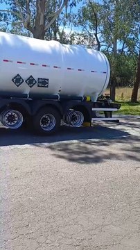 Carreta sem 13 pneus é flagrada pela PRF trafegando em rodovia de SC