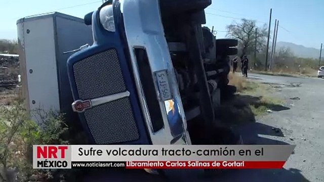 Sufre volcadura tracto-camión en el Libramiento Carlos Salinas de Gortari