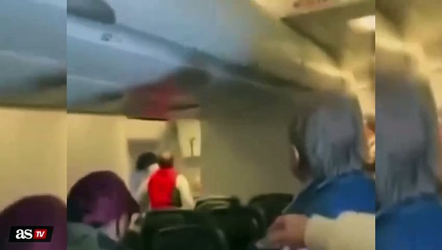 Revuelo en el avión Madrid - Caracas: un pasajero intenta abrir la puerta en el aire y desata los nervios