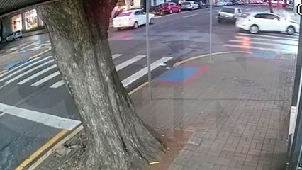 Pancada! Forte colisão entre carros no Centro é flagrada por câmera