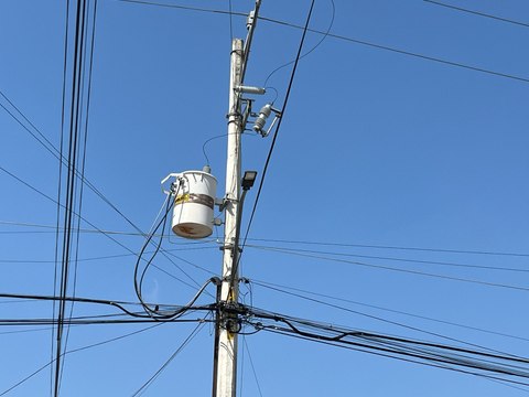 Vecinos de Villas Oriente exigen solución por mal alumbrado público