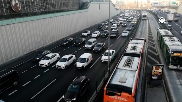İstanbul'da sabah saatlerinde trafik yoğunluğu oluştu