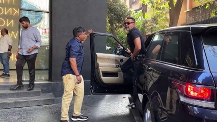 Bobby Deol का Exel Entertainment के बाहर दिखा Handsome Look, पैप्स ने देखते ही कहा बाबा निराला की जय