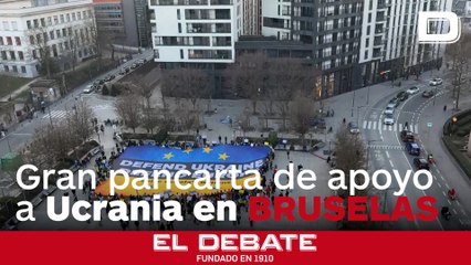 Activistas exhiben una gigantesca pancarta en Bruselas para reafirmar el respaldo europeo a Ucrania