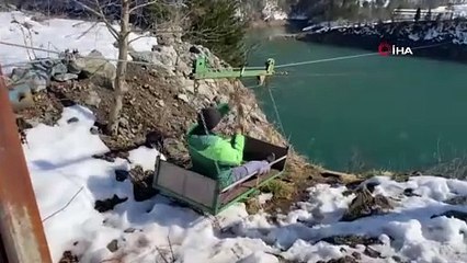 Kar yolları kapatınca ulaşım sorununu böyle çözdüler!