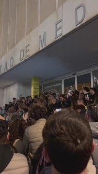 Los ganadores del Carnaval de Cádiz se unen a otra chirigota para cantar un pasodoble histórico: Aquí muero yo