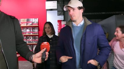 La tensión de Íñigo Onieva con la prensa durante su visita a ARCO con Tamara Falcó