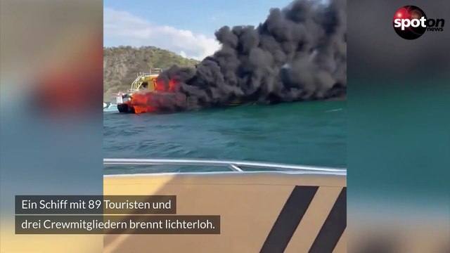 Feuerinferno auf Touristenboot: Passagiere springen ins Wasser