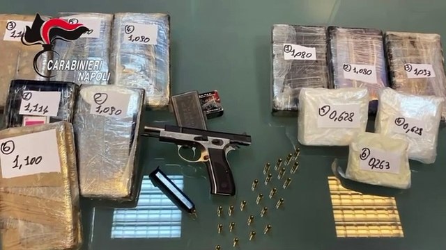 Maxi blitz antidroga a Torre Annunziata: filmata donna che spaccia con un neonato in braccio