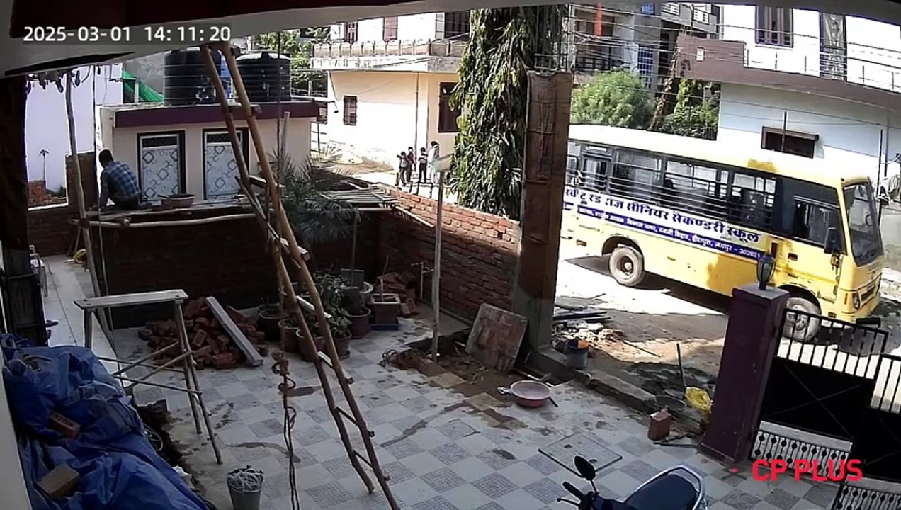 स्कूल बस ने तीन साल की मासूम को कुचला...