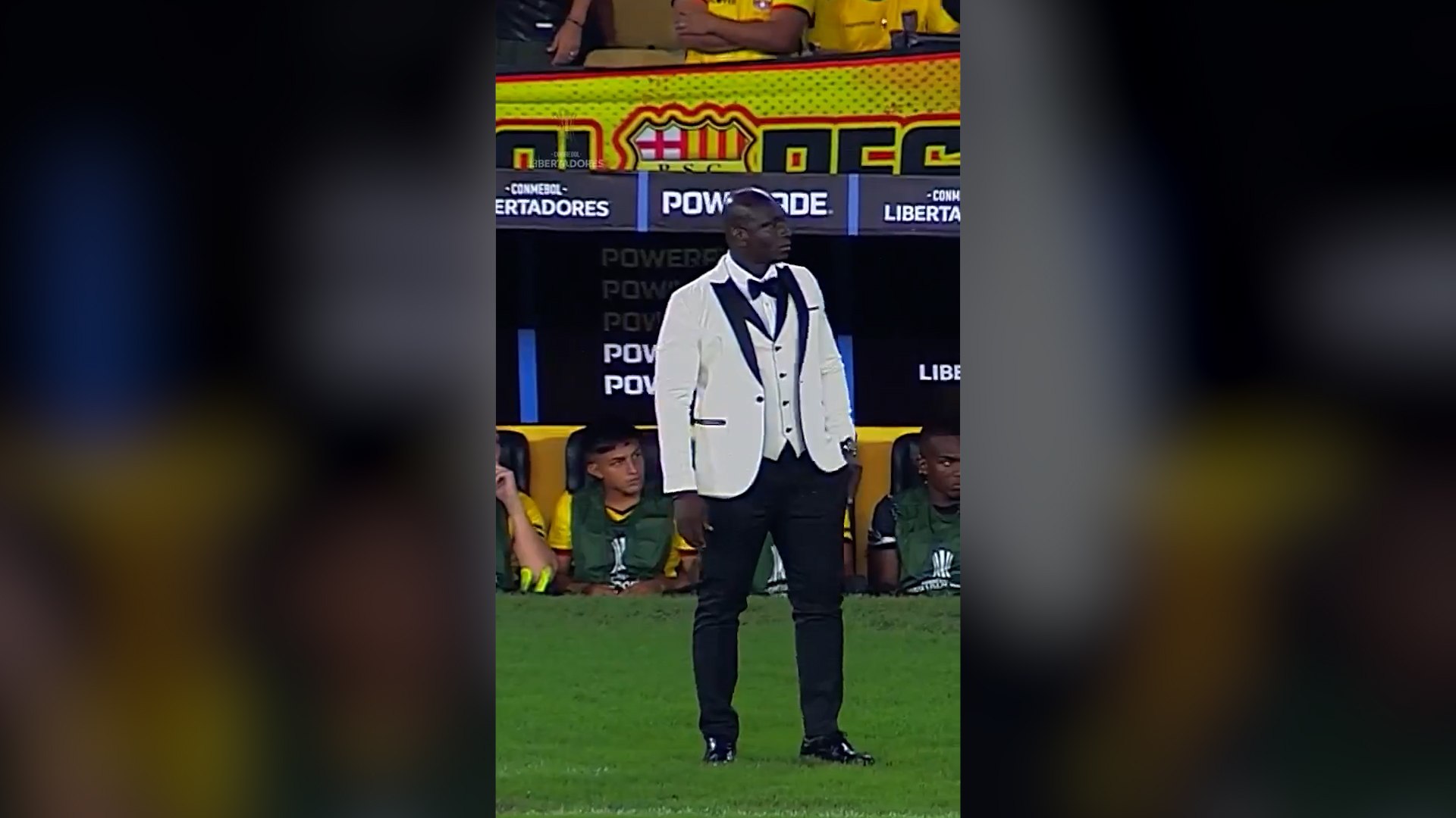 Nunca se haba visto a un entrenador vestido as: la elegancia en un partido de la Libertadores