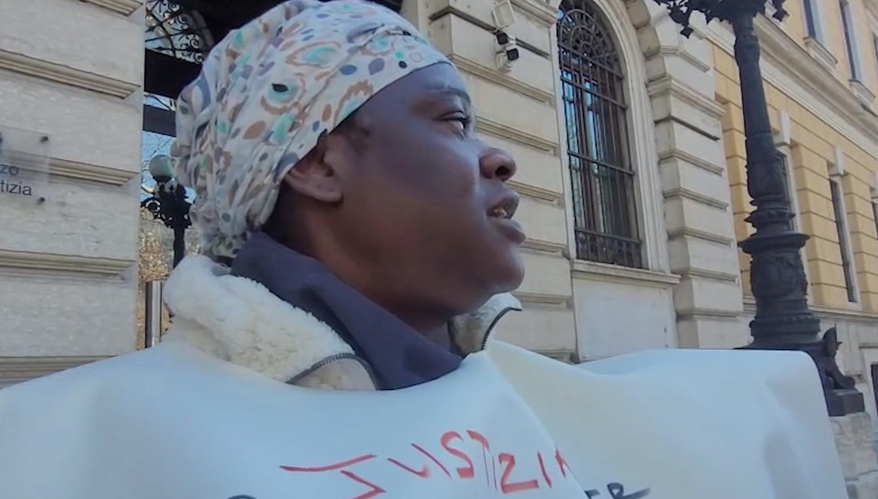 La protesta in tribunale della sorella di Chukwuka Nweke: ?Mio fratello ? malato: andava curato, non lasciato libero?