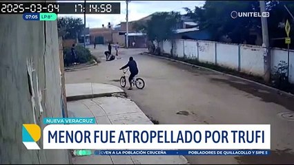 Video: Trufi fuga tras atropellar a un adolescente que transitaba por una calle