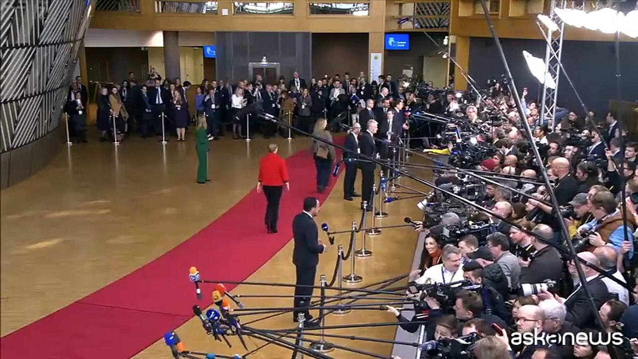 Zelensky a Bruxelles, l'abbraccio con von der Leyen: "Non siamo soli"